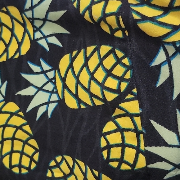 Lularoe Leggings TC black background pineapple print - Picture 2 of 3